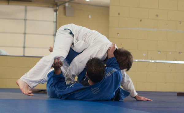 What are the best practices for managing shoulder injuries in UK judo practitioners?